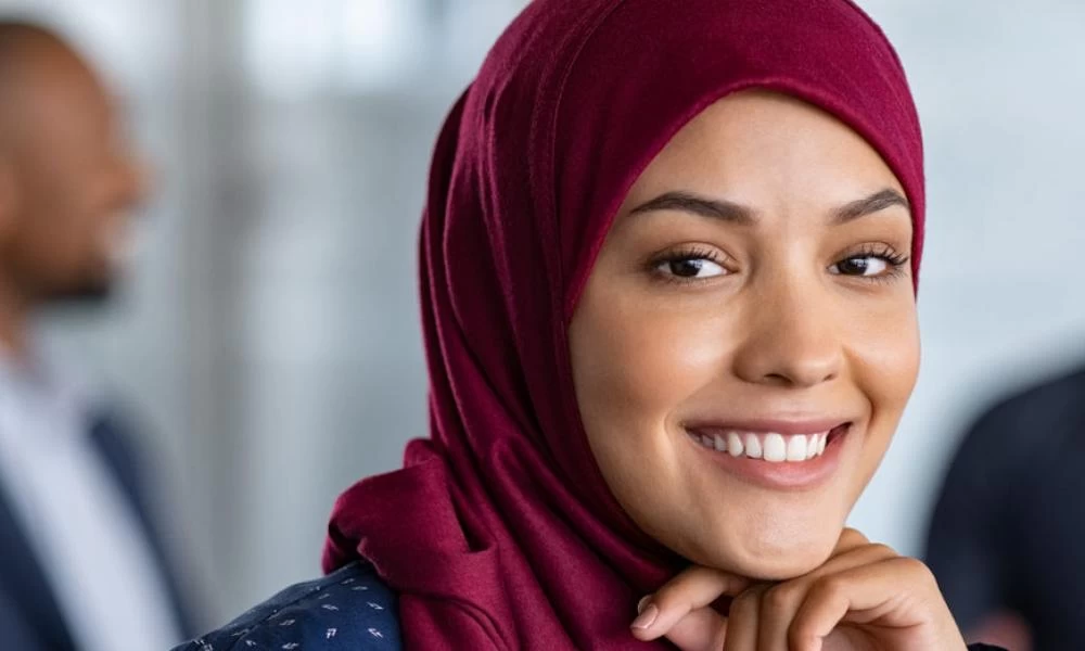 Δήμαρχος θέλει να επιτρέψει τη μαντίλα στο δημοτικό προσωπικό